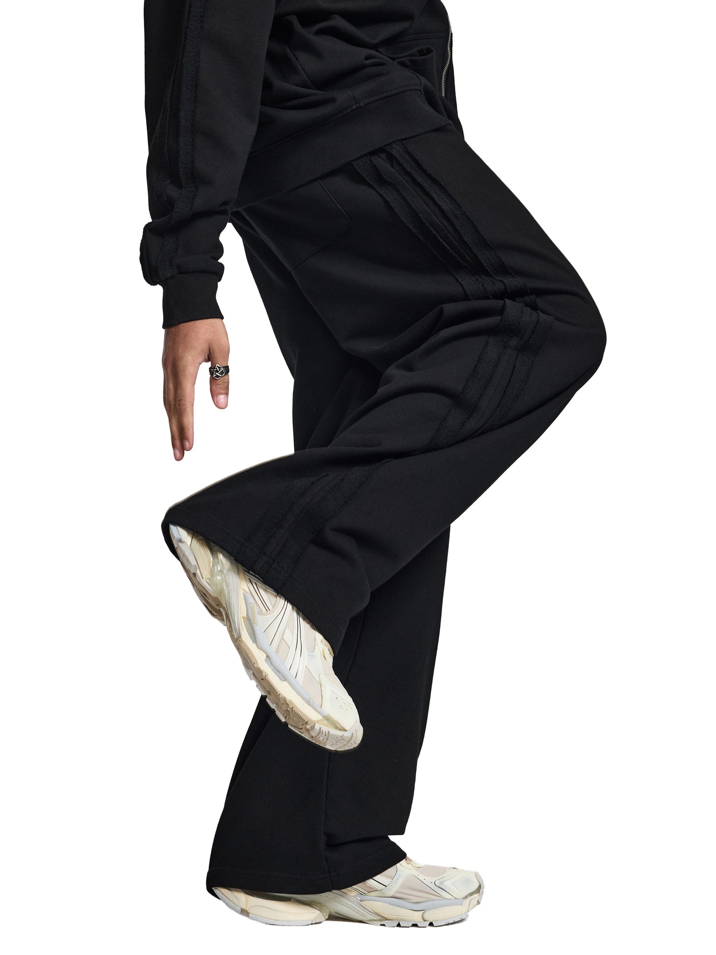 wide fit sweatpants,oversized streetwear pants,unisex streetwear sweats,thick cotton joggers,relaxed fit sweatpants,minimalist streetwear pants,heavy sweatpants,casual daily pants,drop shoulder outfit,streetwear bottoms